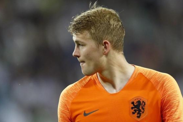 德弗里踢什么位置?